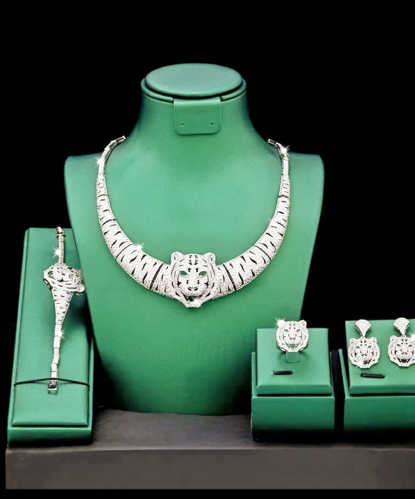 Tigar Design Necklace Set